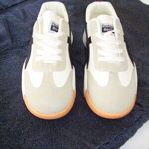J'aoior Athletic Shoes White Leather with Tan Suede Size 9 New